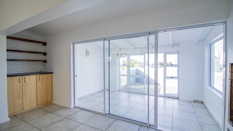 4 Bedroom Property for Sale in Hoogland Western Cape